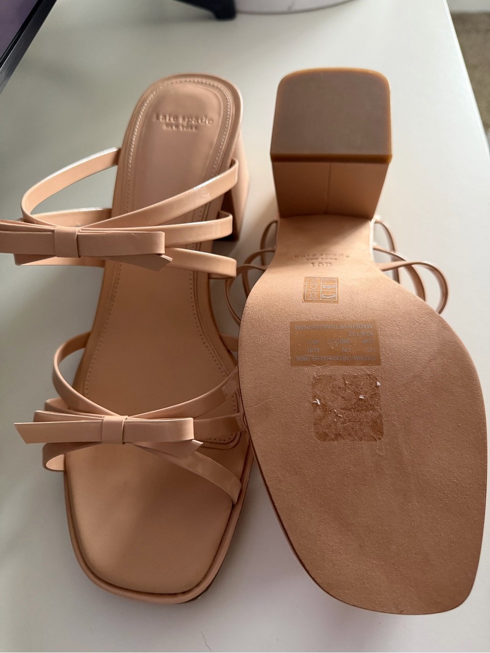 Kate Spade New York Carolina Beige Patent Leather Bow Sandals Size 10B - Picture 6 of 8